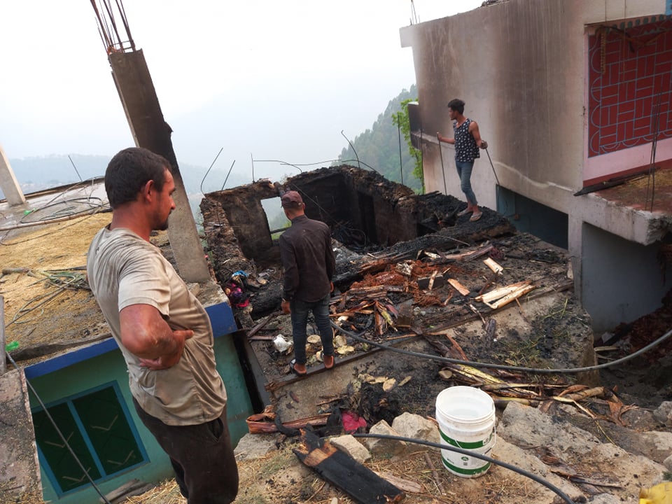 लेख बहादुर खत्रीको घरमा आगलागी, करिव १० लाख बराबरको क्षती ।