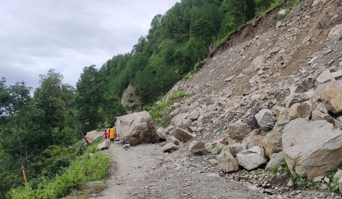 गएरातीको बर्षाका कारण तामाकोशी गाउँपालिका वडा नम्वर ३ र ४ को सिमानामा पर्ने भस्मेमा पहिरोले सडक अवरुद्ध, अझै समस्याको समधान भएन ।