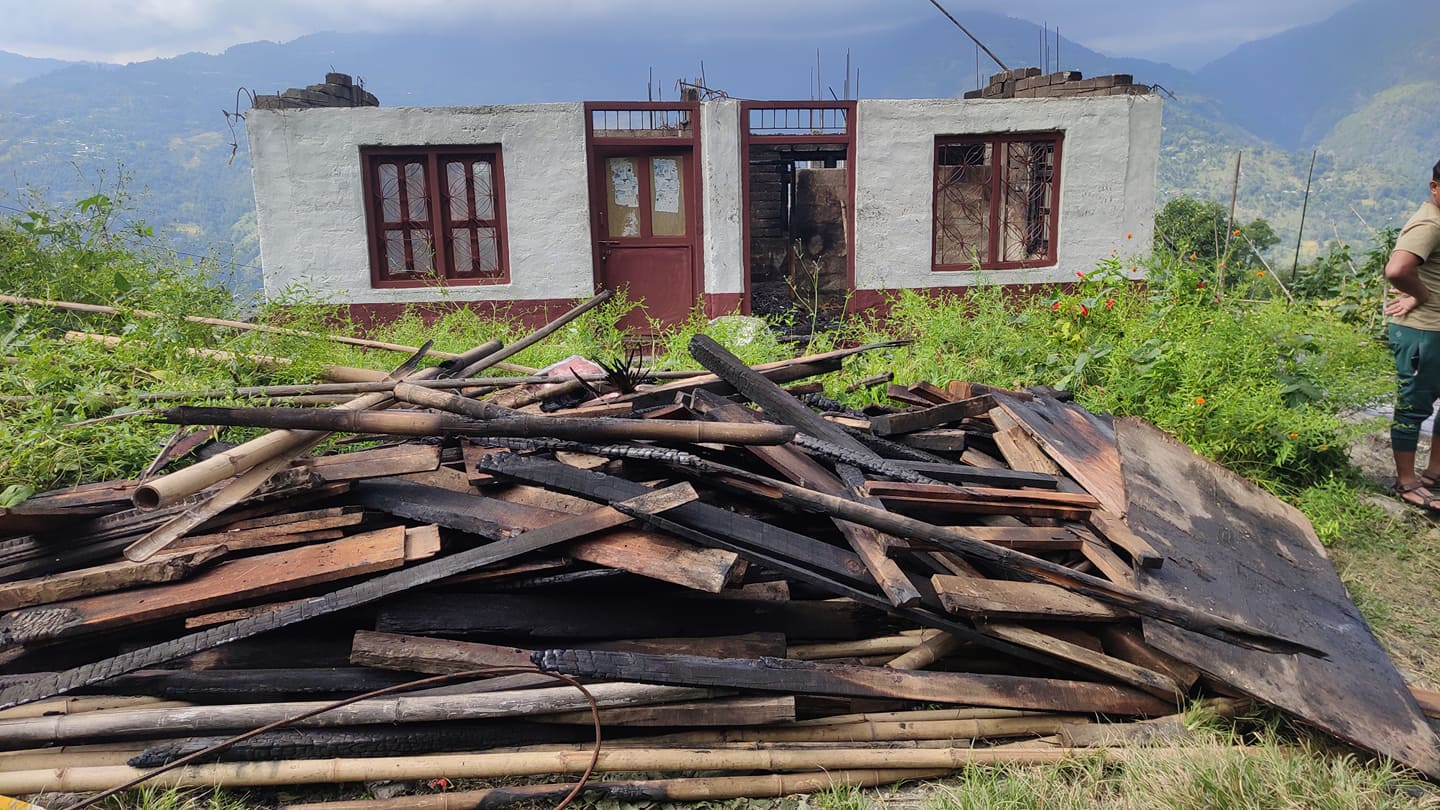 तामाकोशी गाउँपालिका वडा नम्बर ३ जफेमा आगलागी, आगो नियन्त्रण गर्न पालिकाका प्रशासकीय अधिकृतको ठूलो सहयोग रहेको खत्रीको भनाई