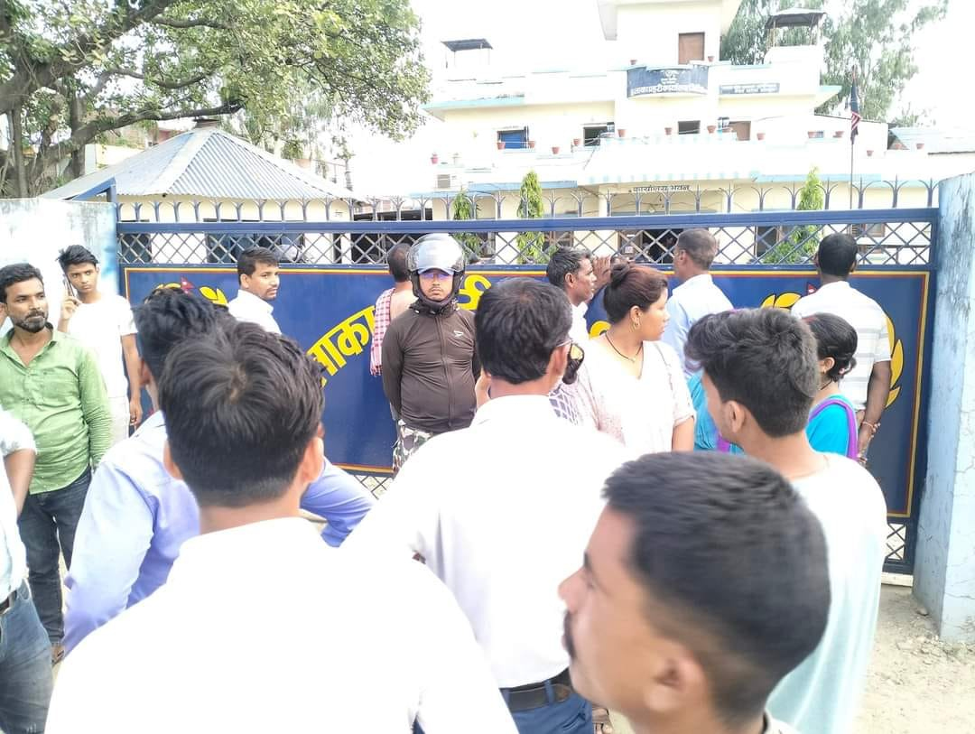 कर्मचारी माथि भएको हातपात विरुद्ध मिर्चैया नगरपालिकाको कर्मचारीहरुको शान्तिपूर्ण प्रर्दशन