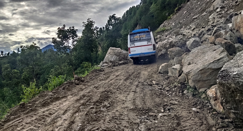 तामाकोशी गाउँपालिका वडा नम्वर ३ र ४ को सिमानामा पर्ने भस्मेमा पहिरोले अवरुद्ध भएको सडक खुल्यो ।