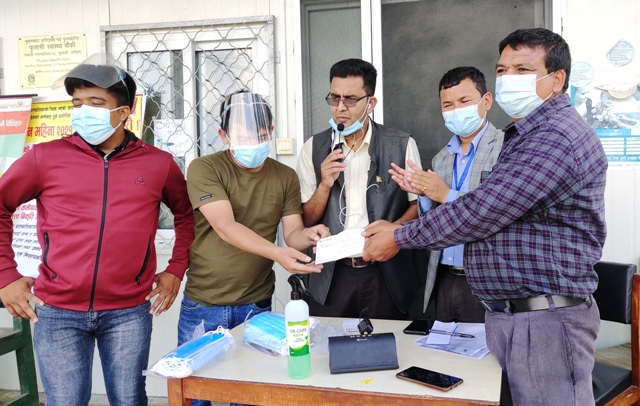 रामेछापको मन्थली नगरपालिका वडा नम्वर १३ फूलासी स्वास्थ्य चौकिमा स्वास्थ्य सुरक्षा सामाग्री हस्तान्तरण