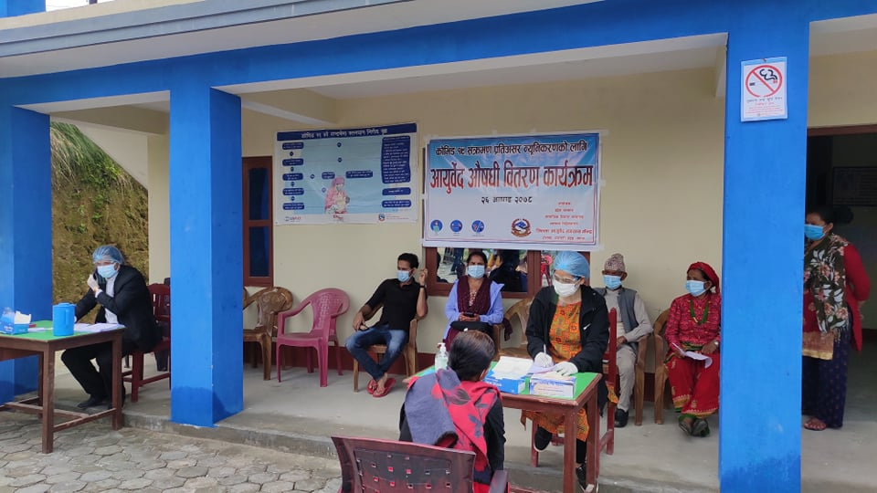 तामाकोशी गाउँपालिकामा कोभिड १९ संक्रमणको प्रतिअसर न्युनिकरणका लागि आयुर्वेद औषधी वितरण