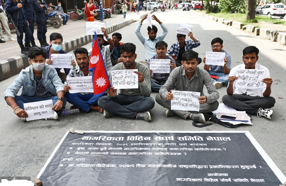 नागरिकताविहीनहरूको आग्रह ः राष्ट्रपतिज्यू, विधेयकमा हाम्रो भविष्य छ, राजनीति नगरिदिनुस्’