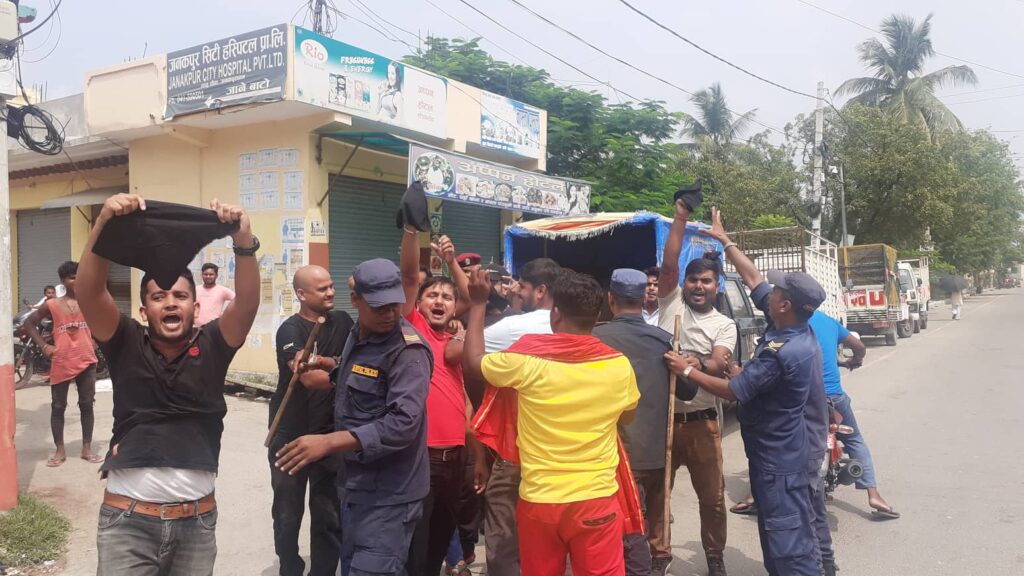 जनकपुरमा केपी ओलीलाई युवाले देखाए कालो झण्डा