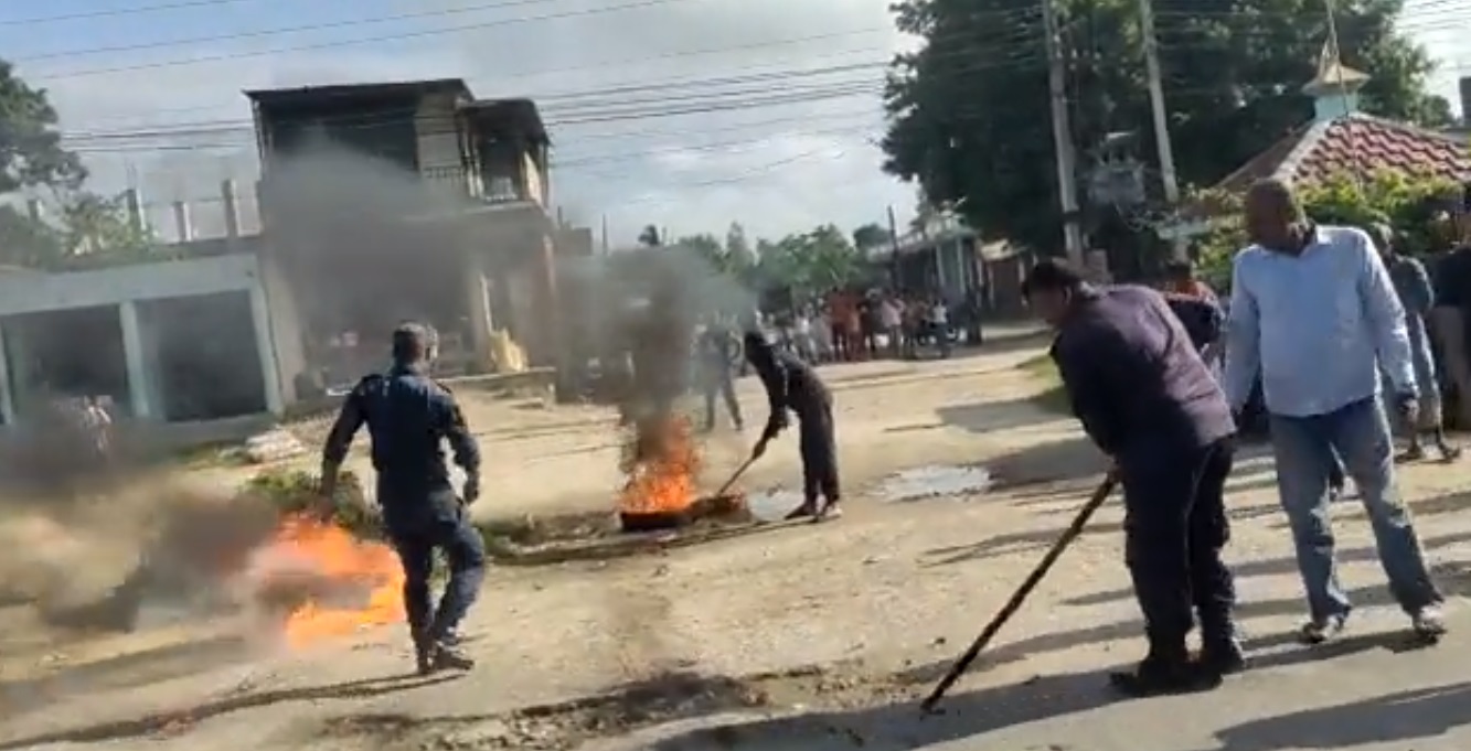 सिरहामा जनमत पार्टीद्वारा राष्ट्रपति भण्डारीको पुत्ला दहन