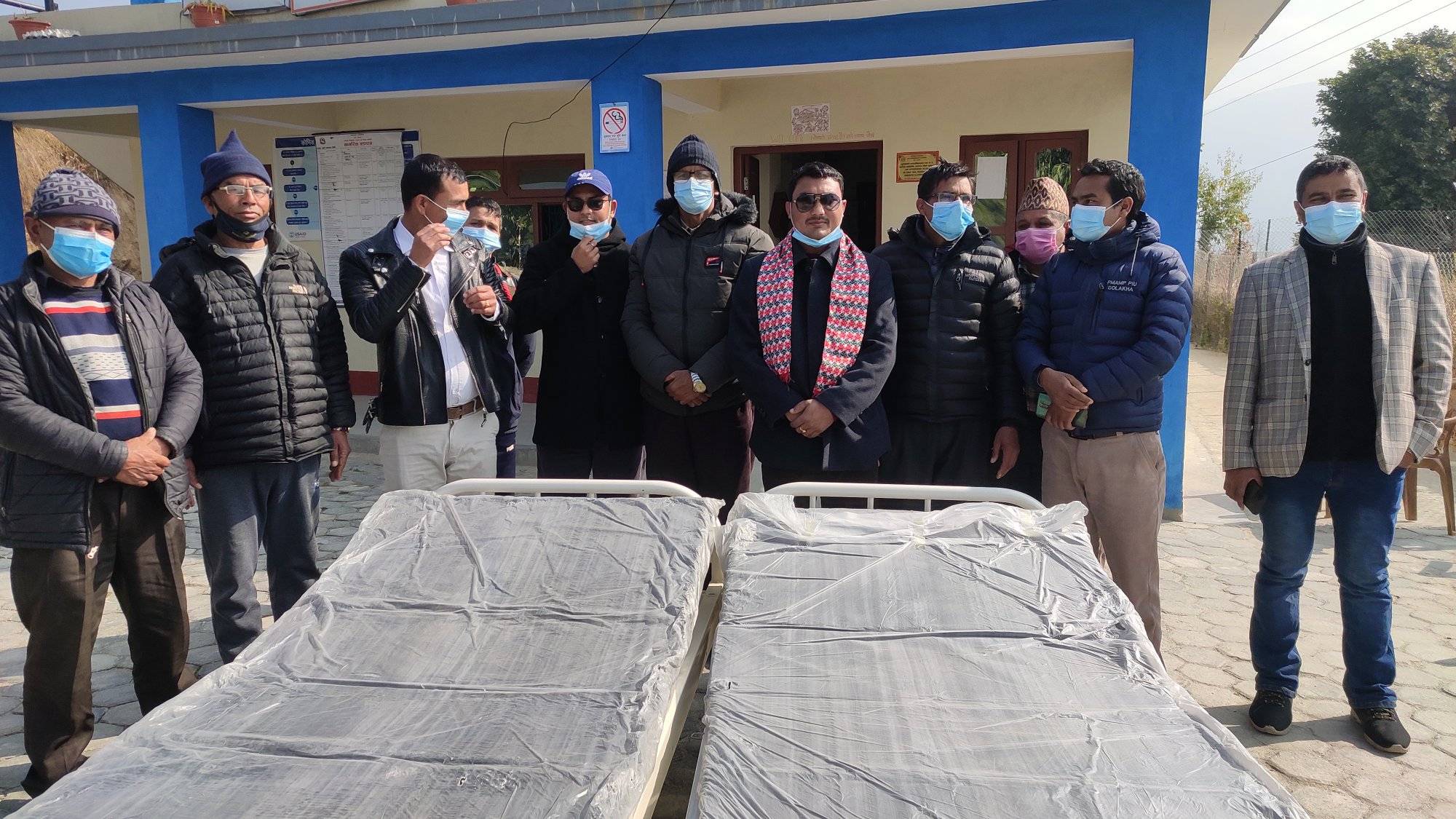 समाजसेवी उद्धव खातीले तामाकोशी गाउँपालिकाको वडा नम्बर ५ सहरे स्वास्थ्य चौकीका लागि दुईवटा हस्पिटलबेड हस्तान्तरण