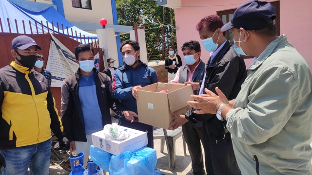 मालू गहते श्रेष्ठ परिवार समूहले अस्थायी कोभिड अस्पताल र गहते सामुदायिक स्वास्थ्य इकाईलाई स्वास्थ्य समाग्री हस्तान्तरण